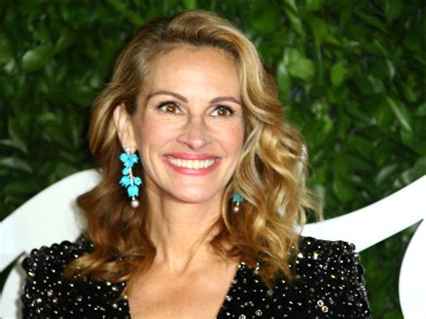 julia roberts sexy pics|Julia Roberts Stuns in Pink Swimsuit at 54: Beach。